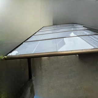 屋根材の交換後（すっきり整ったカーポートの屋根）