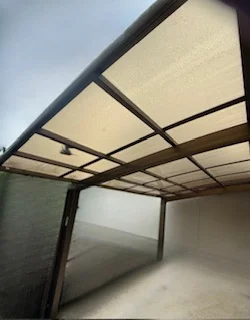 屋根材の交換前（下から見た、色あせたカーポートの屋根）