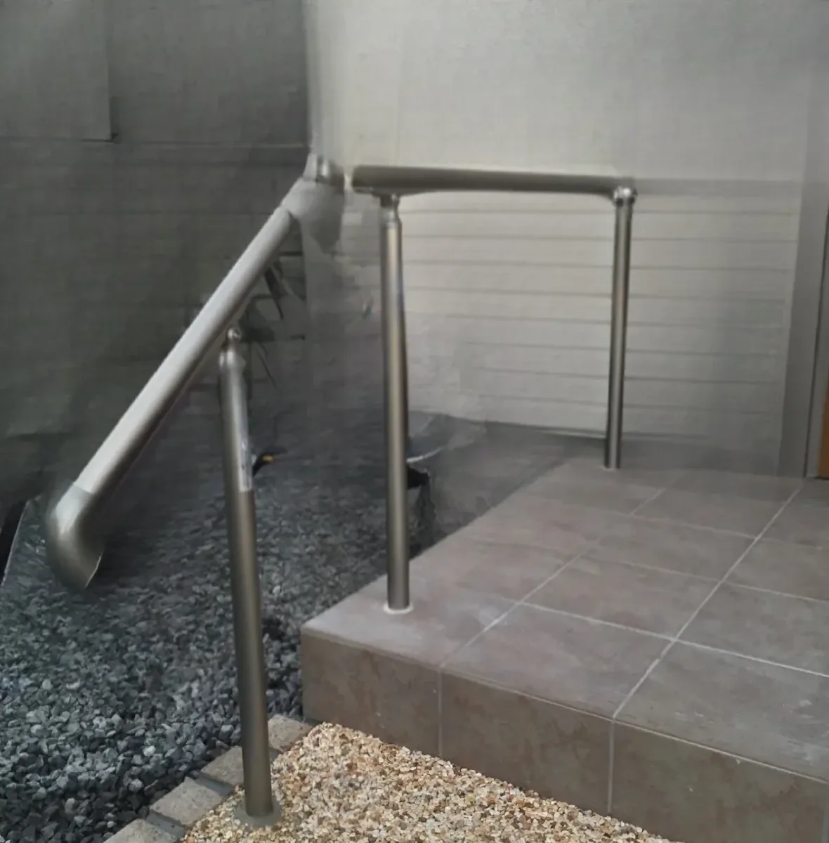 手すり徹底比較|LIXIL・YKK AP・三協アルミの人気シリーズを比較【滋賀】
